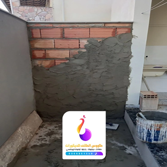 ترميم حائط في الطائف